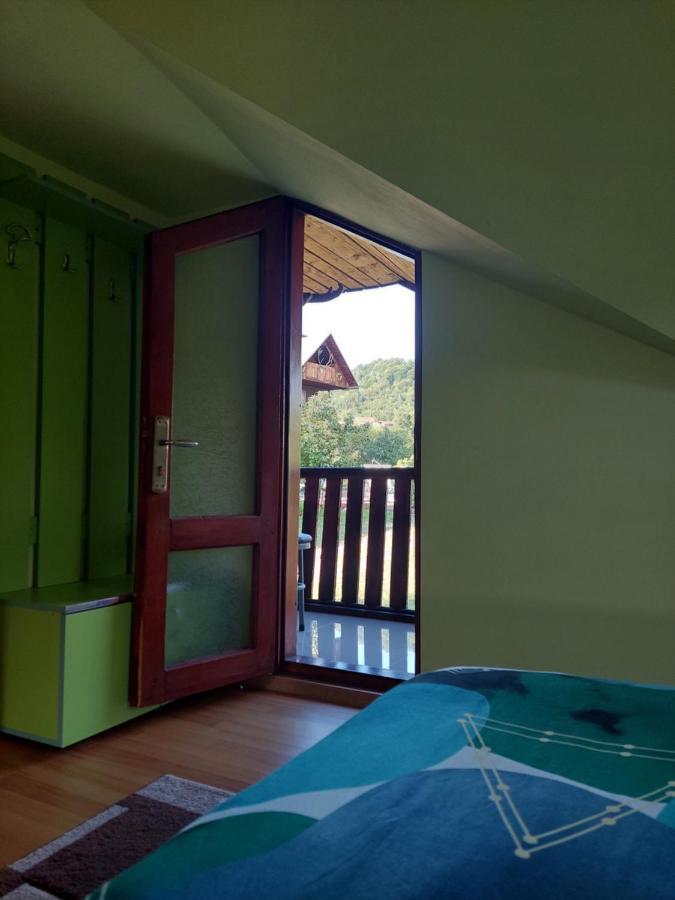 Cabana Cu Teren De Tenis -- Etaj Banita Exterior photo
